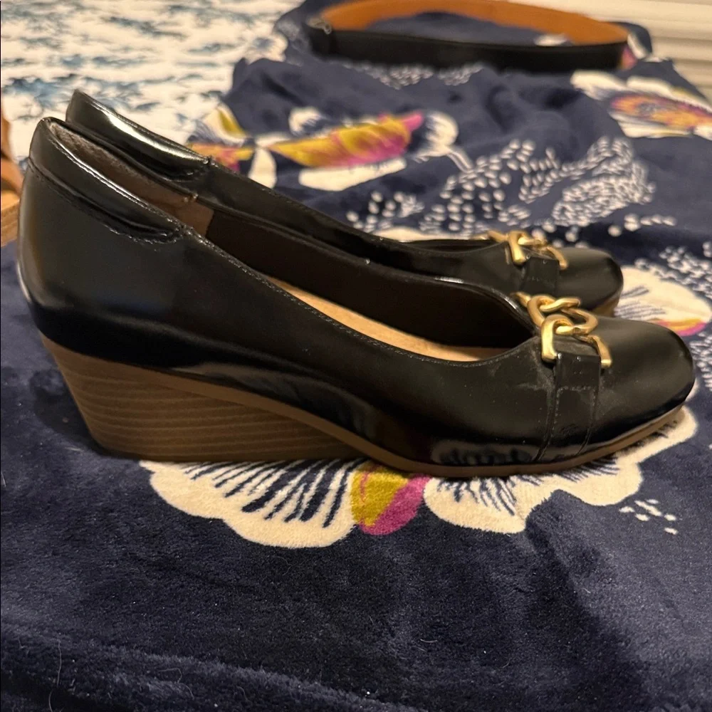 Dr. Scholl's Black Flats with Gold Chain Detail - Picture 2 of 3